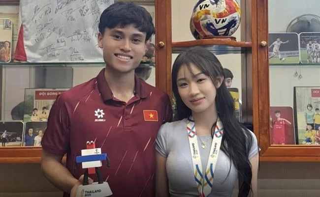 Hình ảnh khuyến mãi nạp đầu cho đá gà tại hy88 link mới, với các đồng tiền vàng và biểu tượng gà chiến