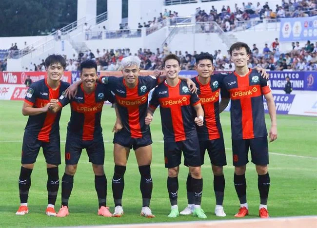 Giao diện cá cược trực tiếp trên điện thoại, hiển thị tỷ lệ cược thay đổi liên tục và thống kê trận đấu.