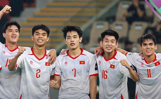 Hình ảnh khuyến mãi hoàn trả hàng tuần cho đá gà, với các biểu tượng tiền mặt và lịch